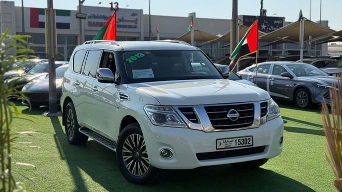 Подержанный Nissan Patrol VI (Y62), 5.6 л, 2013 в Шардже от Badar Used Cars Белый цвет. GCC | AUTO.AE