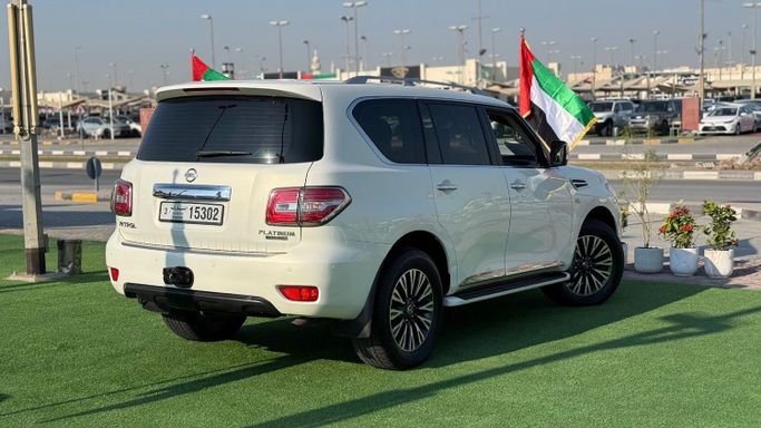 Подержанный Nissan Patrol VI (Y62), 5.6 л, 2013 в Шардже от Badar Used Cars Белый цвет. GCC | AUTO.AE