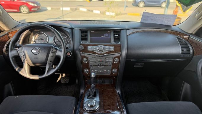 Подержанный Nissan Patrol VI (Y62), 5.6 л, 2013 в Шардже от Badar Used Cars Белый цвет. GCC | AUTO.AE