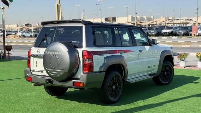 Подержанный Nissan Patrol V (Y61) Рестайлинг, 4.8 л, 2017 в Шардже от Badar Used Cars Белый цвет.  | AUTO.AE