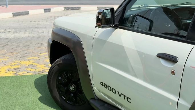 Подержанный Nissan Patrol V (Y61) Рестайлинг, 4.8 л, 2018 в Шардже от Badar Used Cars Белый цвет.  | AUTO.AE