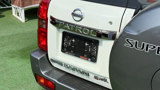 Подержанный Nissan Patrol V (Y61) Рестайлинг, 4.8 л, 2018 в Шардже от Badar Used Cars Белый цвет.  | AUTO.AE
