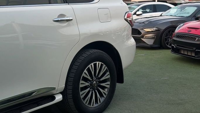 Подержанный Nissan Patrol VI (Y62) Рестайлинг, 5.6 л, 2018 в Шардже от Badar Used Cars Белый цвет.  | AUTO.AE