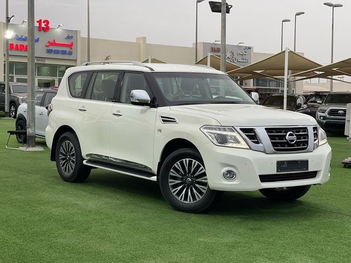 Подержанный Nissan Patrol VI (Y62), 5.6 л, 2013 в Шардже от Badar Used Cars Белый цвет.  | AUTO.AE