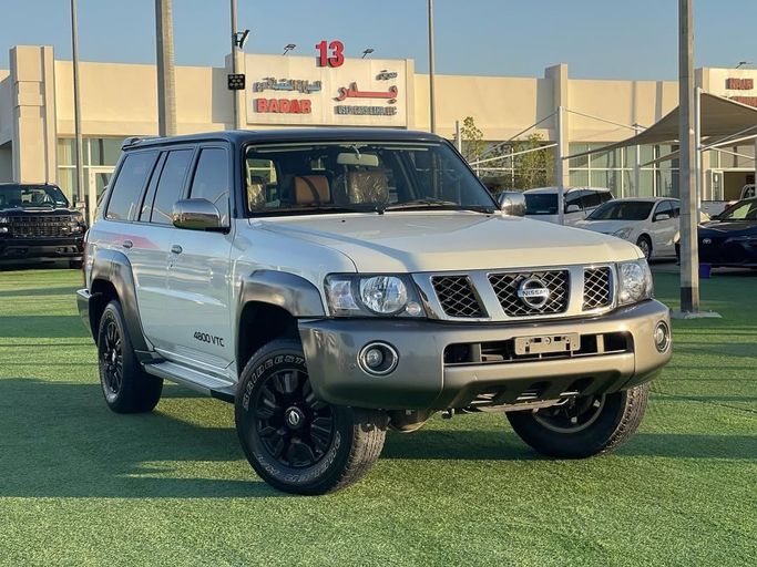 Подержанный Nissan Patrol V (Y61) Рестайлинг, 4.8 л, 2020 в Шардже от Badar Used Cars Белый цвет.  | AUTO.AE