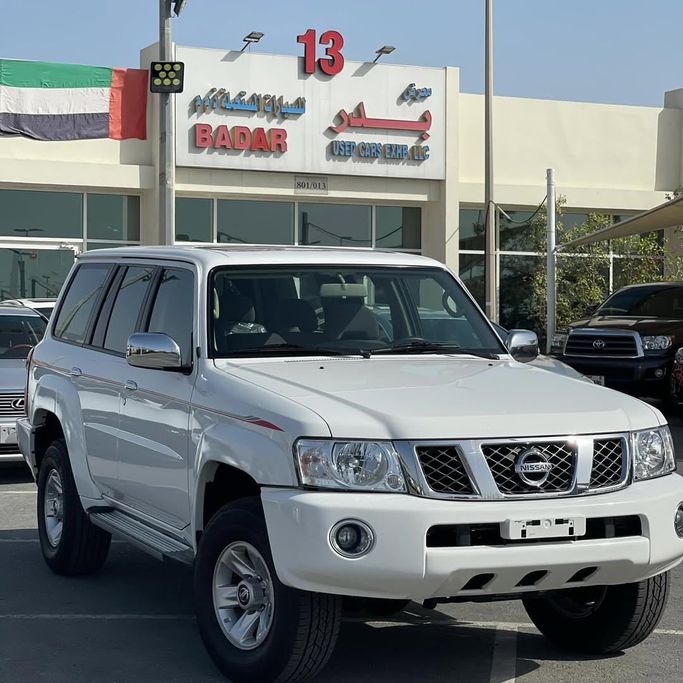 Подержанный Nissan Patrol V (Y61) Рестайлинг, 4.8 л, 2018 в Шардже от Badar Used Cars Белый цвет.  | AUTO.AE