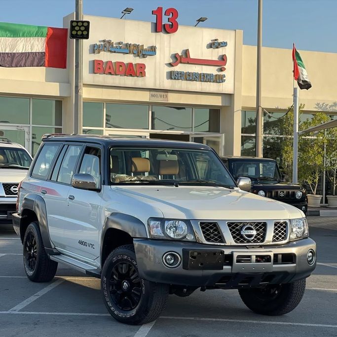 Подержанный Nissan Patrol V (Y61) Рестайлинг, 4.8 л, 2017 в Шардже от Badar Used Cars Белый цвет.  | AUTO.AE