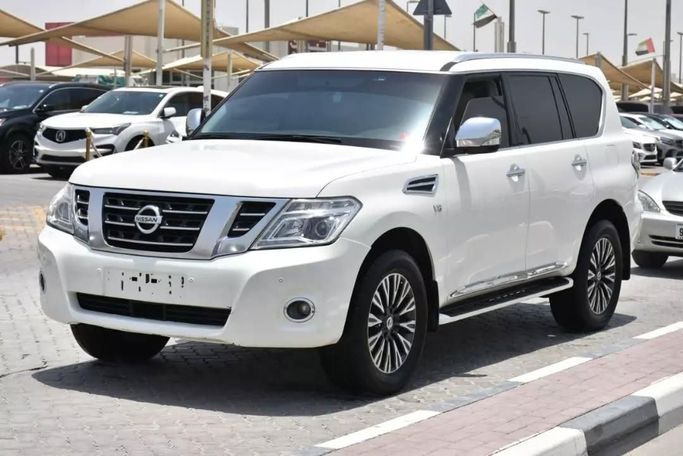 Подержанный Nissan Patrol VI (Y62), 5.6 л, 2014 в Шардже от Alfaris Used Cars Белый цвет. GCC | AUTO.AE