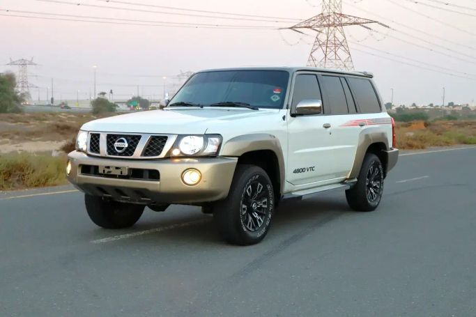 Подержанный Nissan Patrol V (Y61) Рестайлинг, 4.8 л, 2023 в Шардже от Sama Al Sham Cars Белый цвет. GCC | AUTO.AE