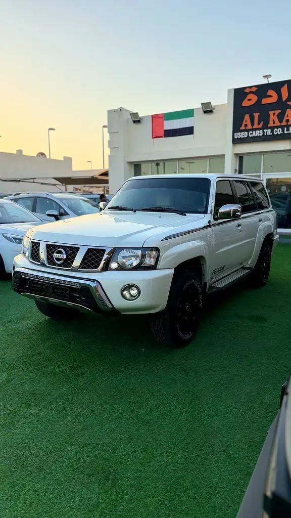 مستعملة Nissan Patrol عملية شد الوجه V (Y61), 4.8 l, 2019 في في الشارقة من AL KARADAH USED CARS TRADING، اللون أبيض. مواصفات الخليج | AUTO.AE