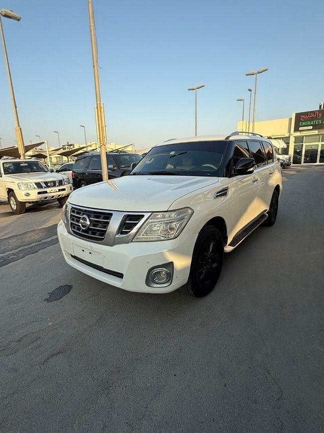 Подержанный Nissan Patrol V (Y61) Рестайлинг, 4.8 л, 2013 в Шардже от Emirates & Gulf used cars Белый цвет. GCC | AUTO.AE