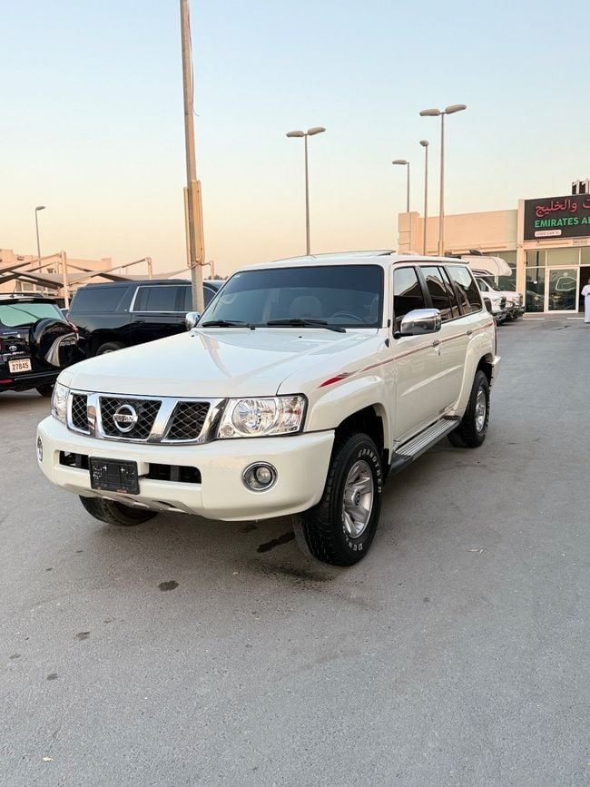 Подержанный Nissan Patrol V (Y61) Рестайлинг, 4.8 л, 2020 в Шардже от Emirates & Gulf used cars Белый цвет. GCC | AUTO.AE