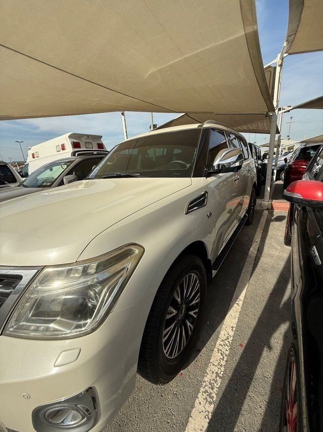 مستعملة Nissan Patrol عملية شد الوجه VI (Y62), 5.6 l, 2015 في في الشارقة من Emirates & Gulf used cars، اللون أبيض. مواصفات الخليج | AUTO.AE