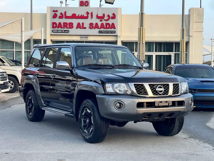 مستعملة ⁦Nissan Patrol عملية فيس ليفت V (Y61)، 4.8 l، 2022⁩ في في الإمارات, الشارقة من Darb Al Saada Used cars، اللون أسود. مواصفات الخليج | AUTO.AE | إعلان #279795