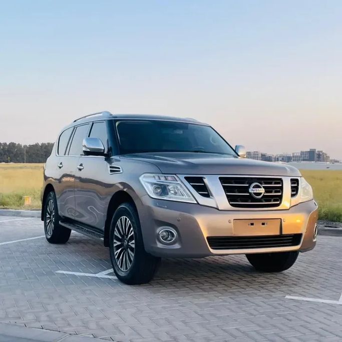مستعملة ⁦Nissan Patrol عملية فيس ليفت VI (Y62)، 4.0 l، 2017⁩ في في الإمارات, الشارقة من Al Balora Al Bayda Used Cars، اللون فضي.  | AUTO.AE | إعلان #285030