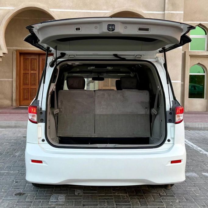 Подержанный Nissan Quest IV, 3.5 л, 2011 в Шардже от Sarmad Cars Белый цвет. Other | AUTO.AE