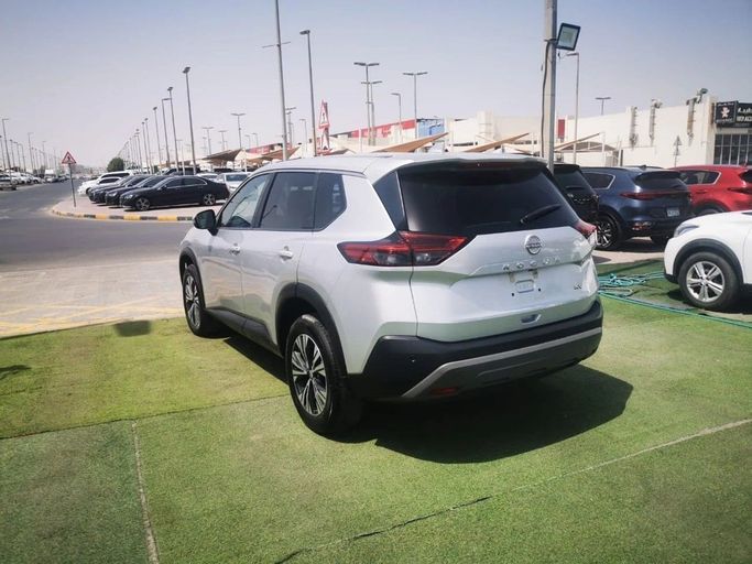 Подержанный Nissan Rogue III, 1.5 л, 2023 в Шардже от Tabarak Used Cars Серебристый цвет. Американская | AUTO.AE