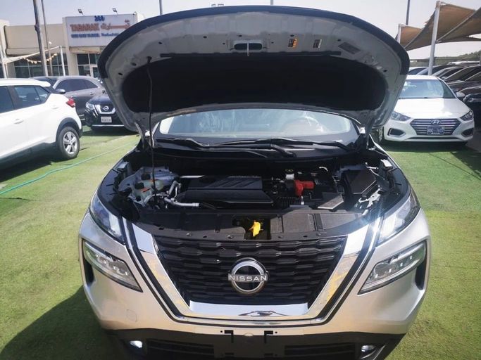 Подержанный Nissan Rogue III, 1.5 л, 2023 в Шардже от Tabarak Used Cars Серебристый цвет. Американская | AUTO.AE