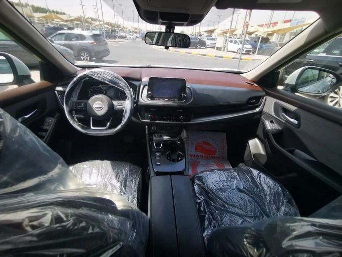 Подержанный Nissan Rogue III, 1.5 л, 2023 в Шардже от Tabarak Used Cars Серебристый цвет. Американская | AUTO.AE