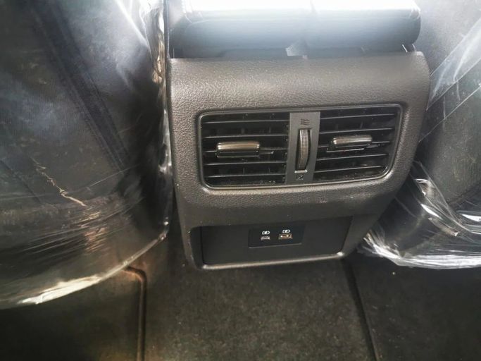 Подержанный Nissan Rogue III, 1.5 л, 2023 в Шардже от Tabarak Used Cars Серебристый цвет. Американская | AUTO.AE