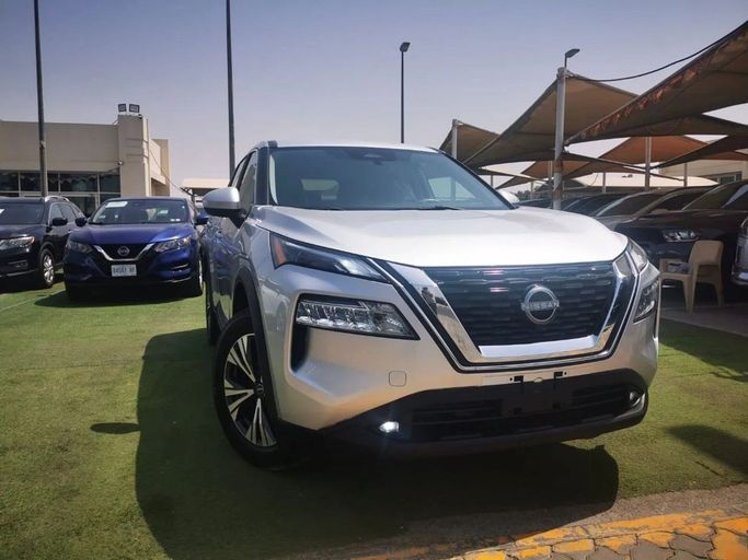 Подержанный Nissan Rogue III, 1.5 л, 2023 в Шардже от Tabarak Used Cars Серебристый цвет. Американская | AUTO.AE