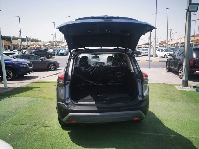 Подержанный Nissan Rogue III, 1.5 л, 2023 в Шардже от Tabarak Used Cars Серый цвет. Американская | AUTO.AE