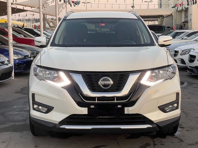 Подержанный Nissan Rogue II, 2.5 л, 2014 в Шардже от Al Suraj Al Muneer Used Cars Белый цвет. Американская | AUTO.AE