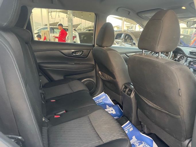 Подержанный Nissan Rogue II, 2.5 л, 2014 в Шардже от Al Suraj Al Muneer Used Cars Белый цвет. Американская | AUTO.AE