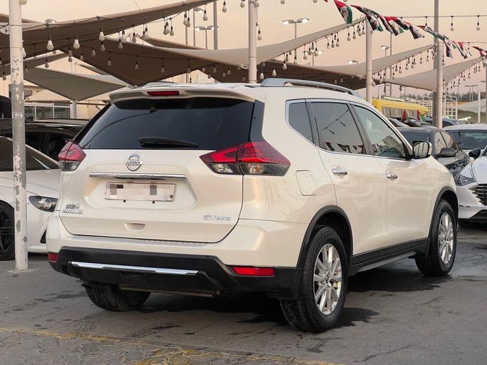 Подержанный Nissan Rogue II, 2.5 л, 2014 в Шардже от Al Suraj Al Muneer Used Cars Белый цвет. Американская | AUTO.AE