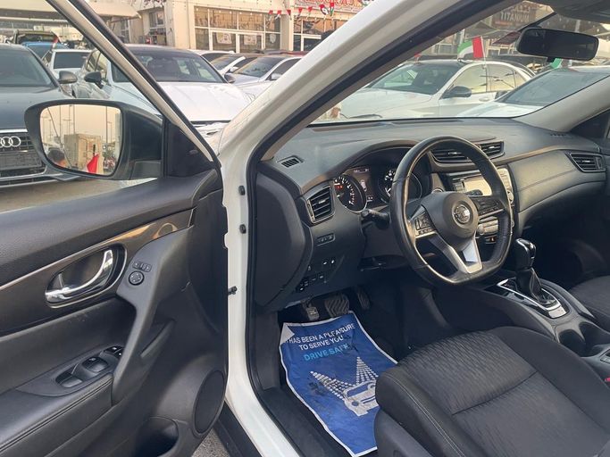 Подержанный Nissan Rogue II, 2.5 л, 2014 в Шардже от Al Suraj Al Muneer Used Cars Белый цвет. Американская | AUTO.AE