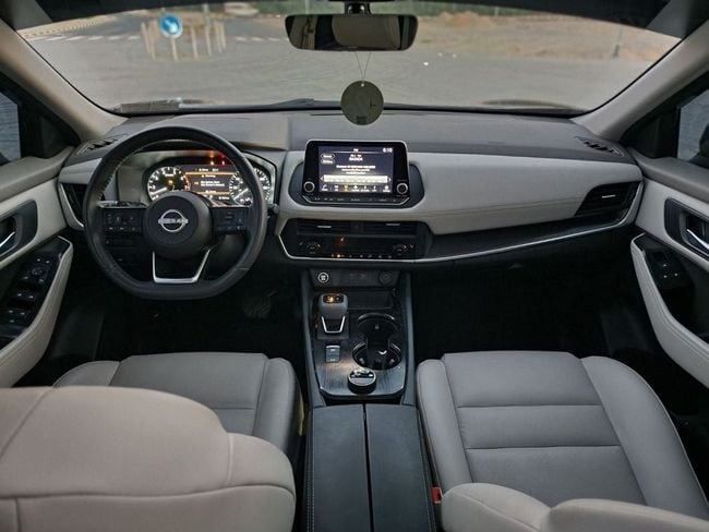 Подержанный Nissan Rogue III, 2.5 л, 2023 в Шардже от Nassem Al Sham Used Cars Черный цвет. Американская | AUTO.AE