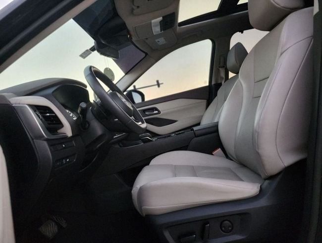 Подержанный Nissan Rogue III, 2.5 л, 2023 в Шардже от Nassem Al Sham Used Cars Черный цвет. Американская | AUTO.AE