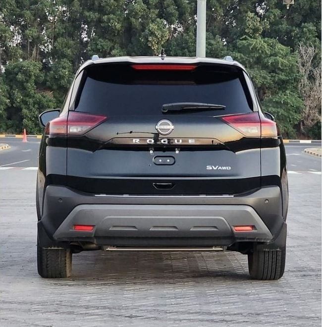Подержанный Nissan Rogue III, 2.5 л, 2023 в Шардже от Nassem Al Sham Used Cars Черный цвет. Американская | AUTO.AE