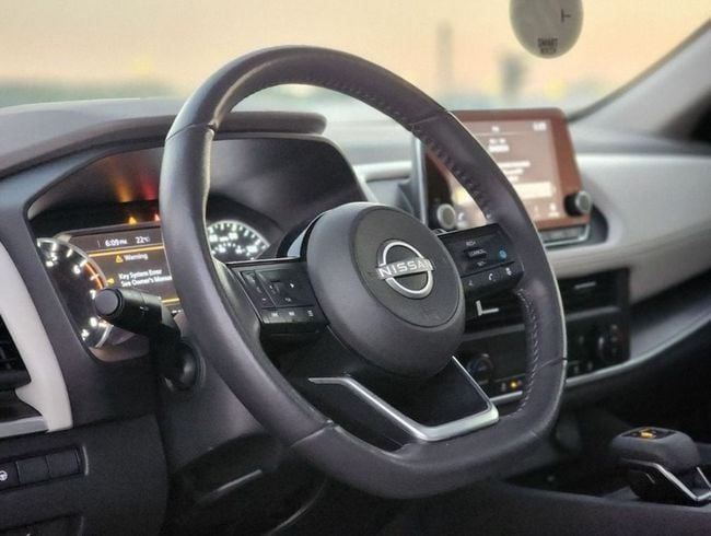 Подержанный Nissan Rogue III, 2.5 л, 2023 в Шардже от Nassem Al Sham Used Cars Черный цвет. Американская | AUTO.AE