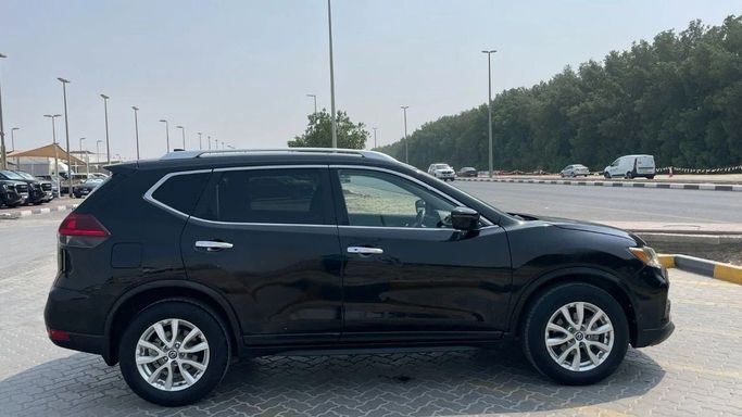 Подержанный Nissan Rogue II Рестайлинг, 2.5 л, 2016 в Шардже от Halla Cars Черный цвет. Американская | AUTO.AE