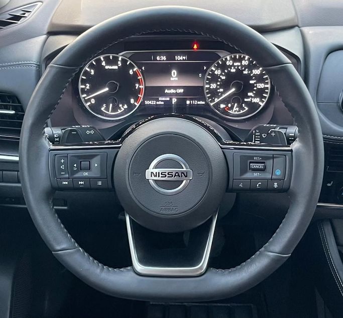 Подержанный Nissan Rogue III, 2.5 л, 2021 в Шардже от Al Nukhba Al Malakyah Used Cars Серый цвет. Американская | AUTO.AE