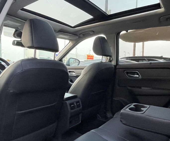 Подержанный Nissan Rogue III, 2.5 л, 2021 в Шардже от Al Nukhba Al Malakyah Used Cars Серый цвет. Американская | AUTO.AE