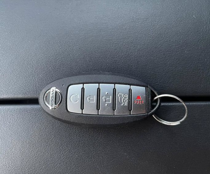 Подержанный Nissan Rogue III, 2.5 л, 2021 в Шардже от Al Nukhba Al Malakyah Used Cars Серый цвет. Американская | AUTO.AE