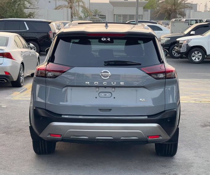 Подержанный Nissan Rogue III, 2.5 л, 2021 в Шардже от Al Nukhba Al Malakyah Used Cars Серый цвет. Американская | AUTO.AE