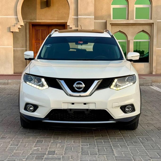 Подержанный Nissan Rogue II, 2.5 л, 2015 в Шардже от Sarmad Cars Белый цвет. Other | AUTO.AE