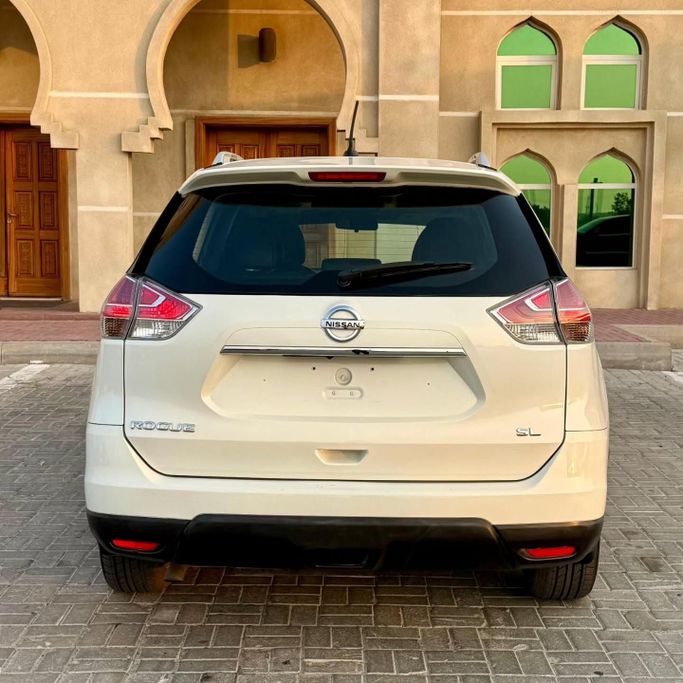 Подержанный Nissan Rogue II, 2.5 л, 2015 в Шардже от Sarmad Cars Белый цвет. Other | AUTO.AE
