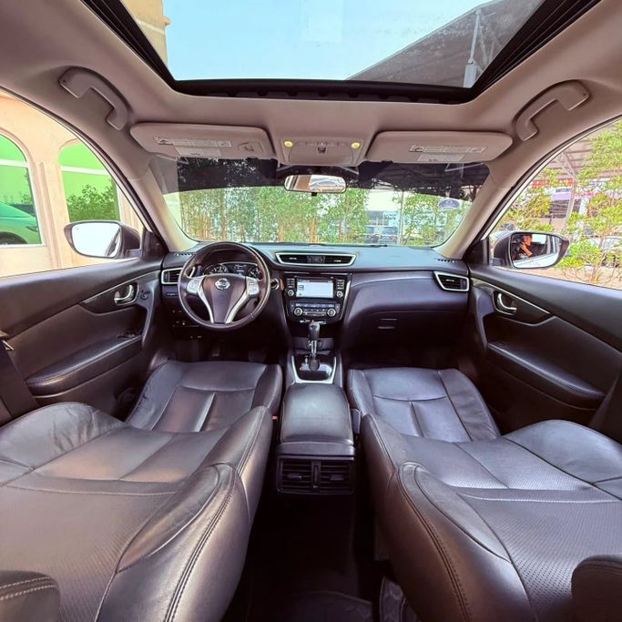 Подержанный Nissan Rogue II, 2.5 л, 2015 в Шардже от Sarmad Cars Белый цвет. Other | AUTO.AE