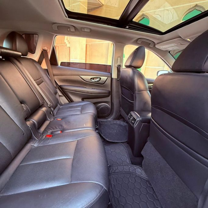 Подержанный Nissan Rogue II, 2.5 л, 2015 в Шардже от Sarmad Cars Белый цвет. Other | AUTO.AE