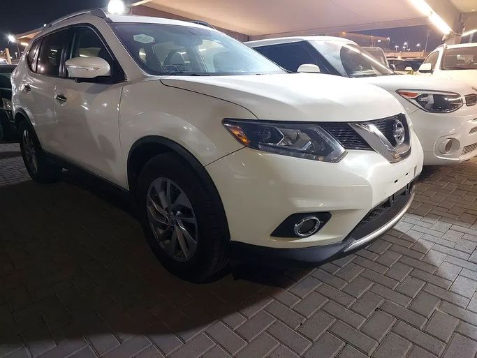 Подержанный Nissan Rogue II, 2.5 л, 2015 в Шардже от Al Aqsa Used Cars Белый цвет. Американская | AUTO.AE