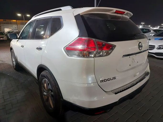 Подержанный Nissan Rogue II, 2.5 л, 2015 в Шардже от Al Aqsa Used Cars Белый цвет. Американская | AUTO.AE