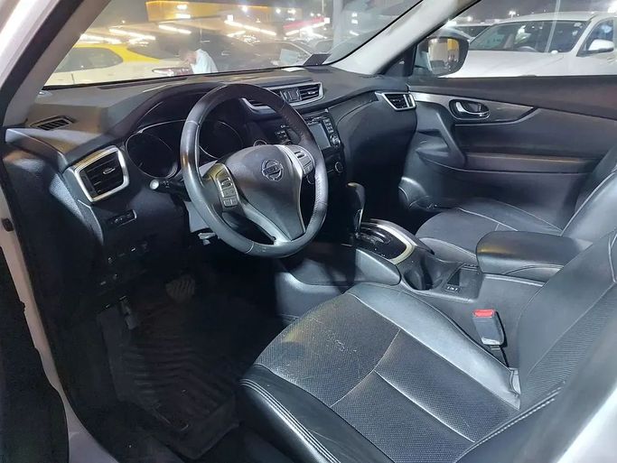 Подержанный Nissan Rogue II, 2.5 л, 2015 в Шардже от Al Aqsa Used Cars Белый цвет. Американская | AUTO.AE