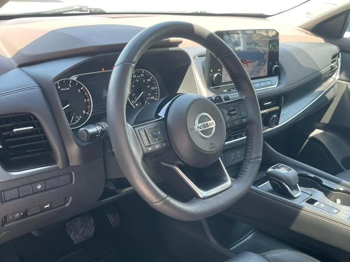 Подержанный Nissan Rogue III, 2.5 л, 2021 в Шардже от Al Nukhba Al Malakyah Used Cars Серый цвет. Американская | AUTO.AE