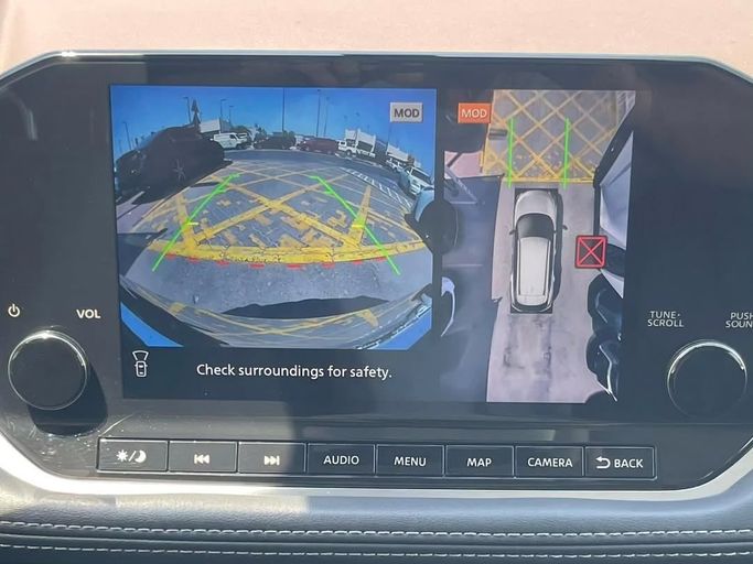 Подержанный Nissan Rogue III, 2.5 л, 2021 в Шардже от Al Nukhba Al Malakyah Used Cars Серый цвет. Американская | AUTO.AE