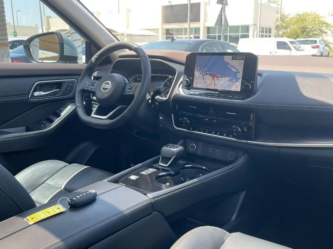 Подержанный Nissan Rogue III, 2.5 л, 2021 в Шардже от Al Nukhba Al Malakyah Used Cars Серый цвет. Американская | AUTO.AE