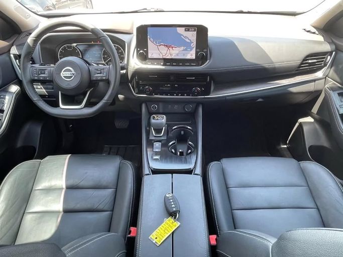 Подержанный Nissan Rogue III, 2.5 л, 2021 в Шардже от Al Nukhba Al Malakyah Used Cars Серый цвет. Американская | AUTO.AE